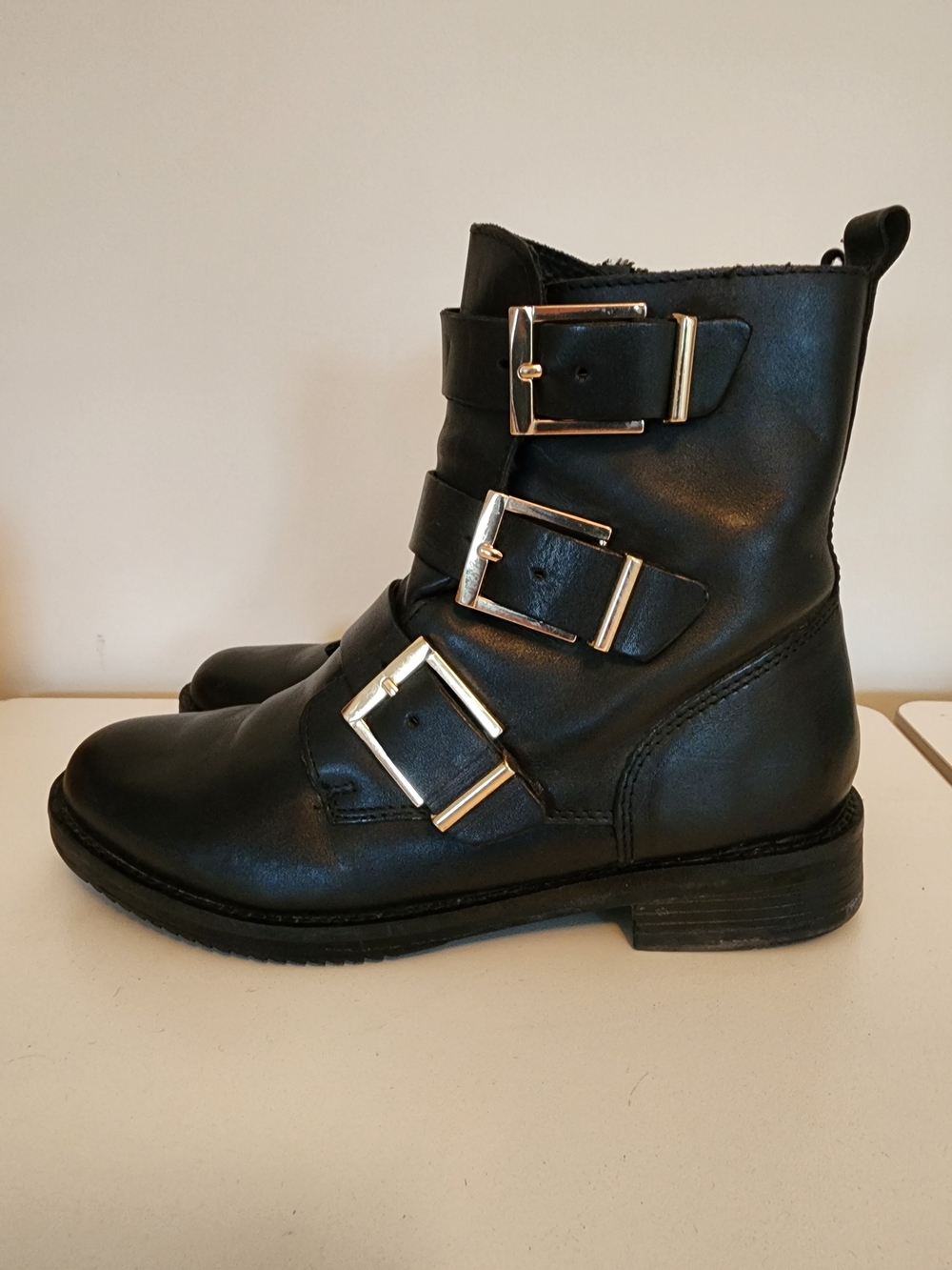 le chateau Black Italian Leather Ankle Combat Boots with Gold Buckle Size 39 - Picture 4 of 8
